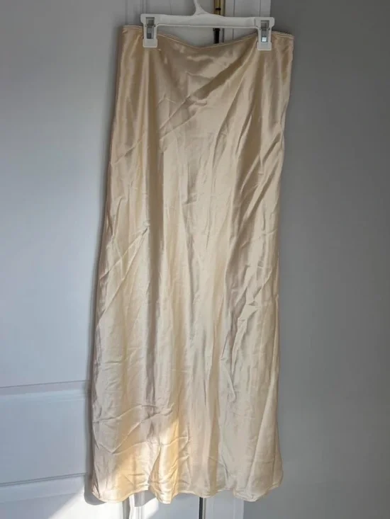 Reformation Layla silk skirt in color sugar - Picture 2 of 7